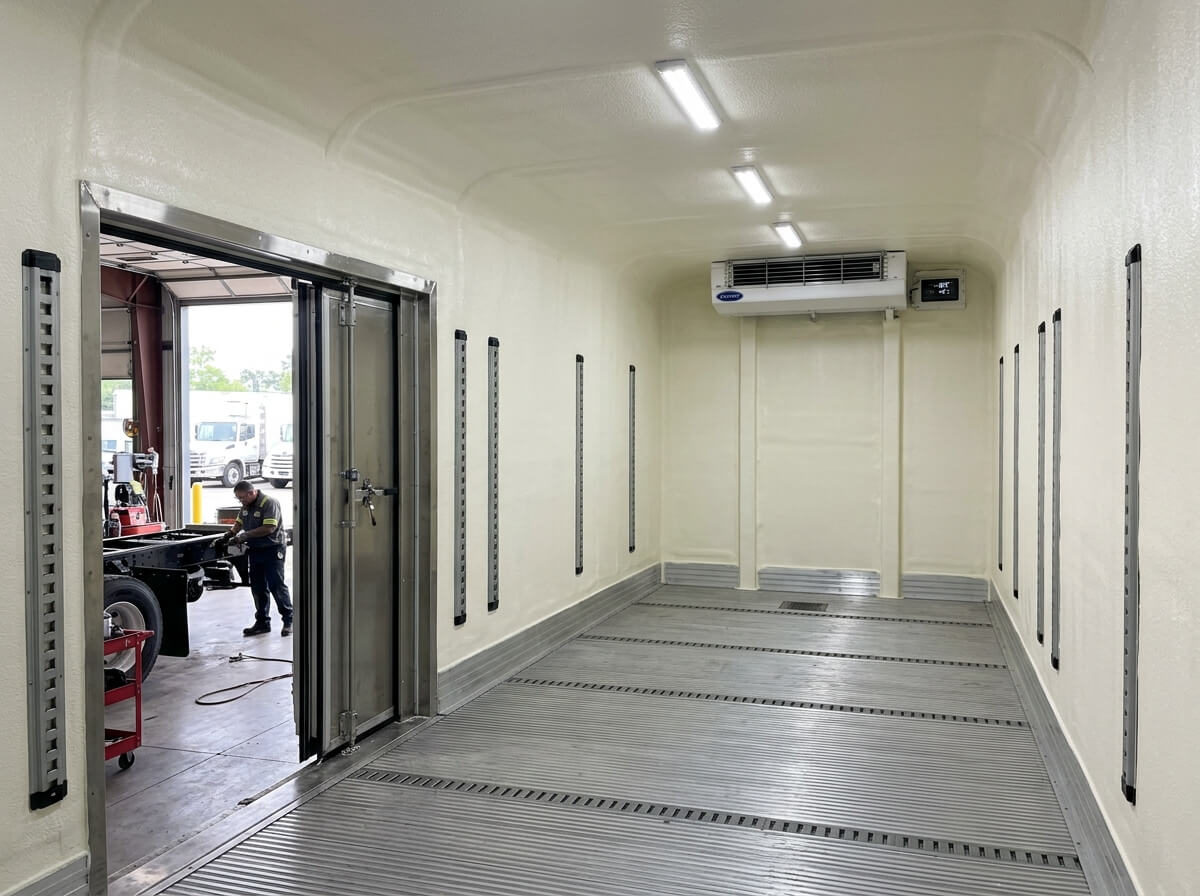 Interior de vehículo térmico aislado con poliuretano